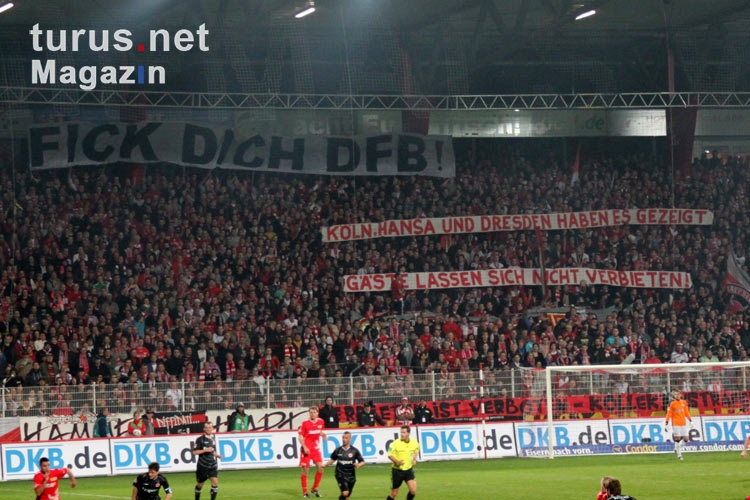 Spruchbänder beim Duell 1. FC Union Berlin gegen Eintracht Frankfurt