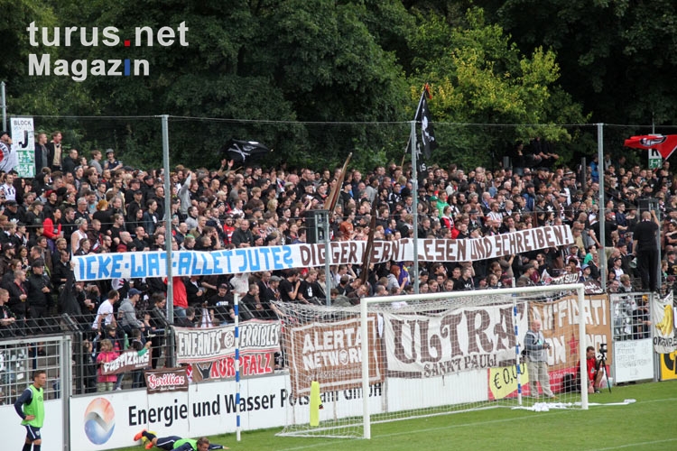 Spruchbänder im Block des FC St. Pauli in Babelsberg