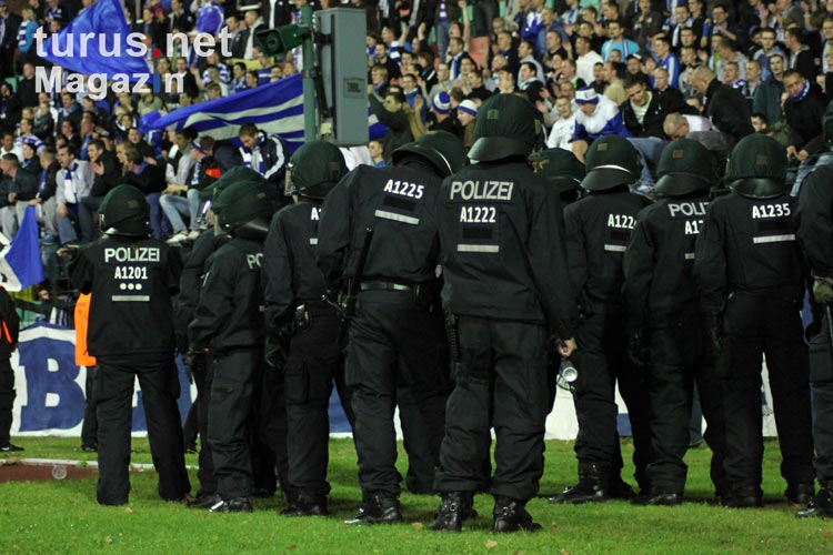 Berliner Polizei vor dem Magdeburger Fanblock im JSP