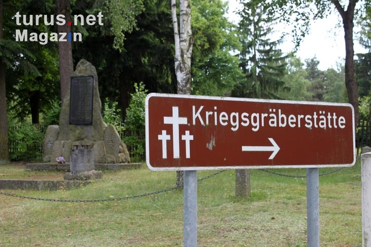 Wegweiser: Kriegsgräberstätte / Soldatenfriedhof in Halbe