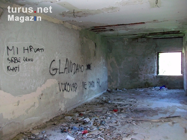 Graffiti in einer Kriegsruine in Vukovar
