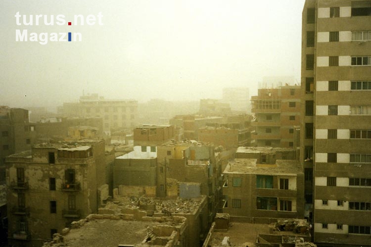 Sahara-Staub über den Wohnvierteln von Kairo