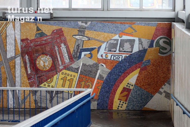 Mosaik am S-Bahnhof Poelchaustraße in Berlin