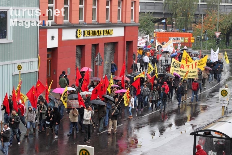 Berliner Montagsdemo zieht durch Kreuzberg, 16.10.2010