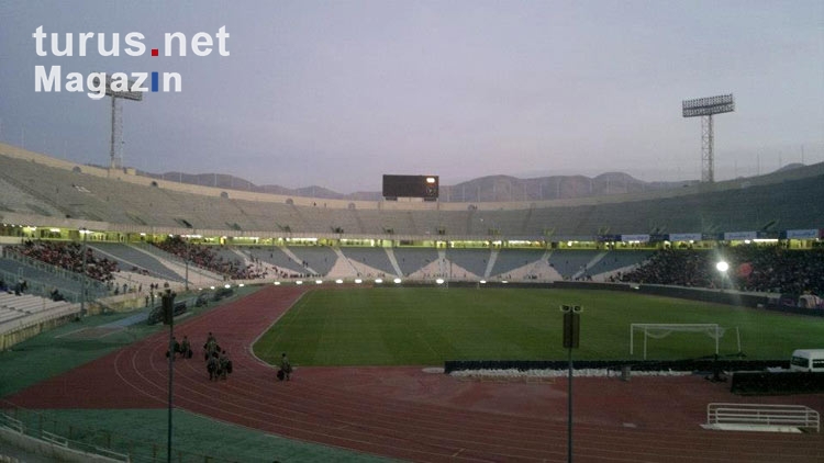 Warten auf das Derby im Azadi-Stadion von Teheran