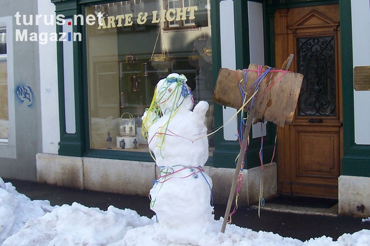 Schneemann vor einem Geschäft in Basel