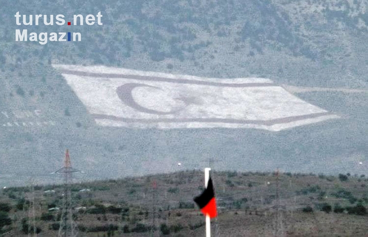 nordzypriotische Fahne an einem Berghang auf Zypern