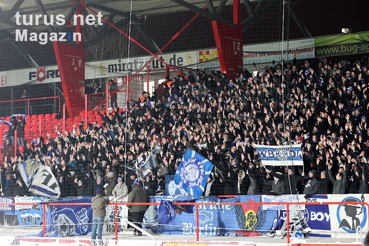 Fans des KSC und von Hertha BSC beim 1. FC Union Berlin