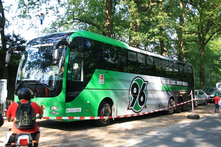 Hannover 96 auf dem Weg zum Testspiel in Celle