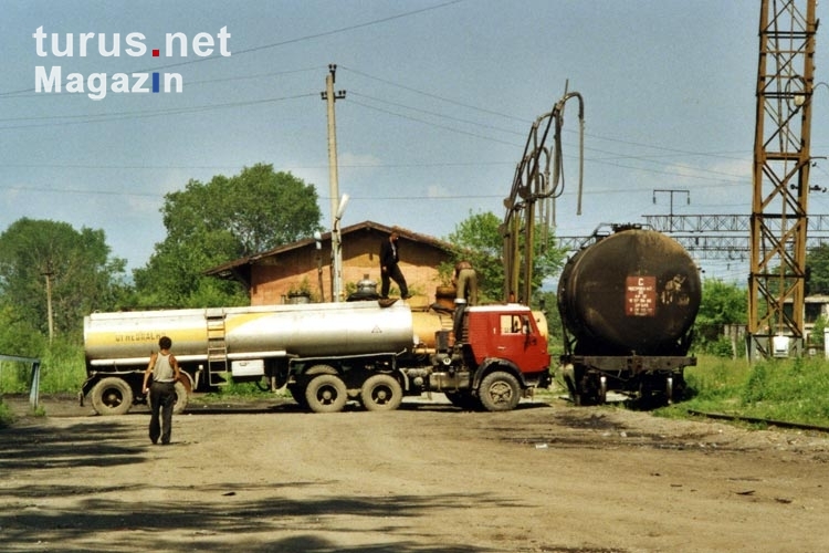 Benzin umfüllen im sibirischen Artem