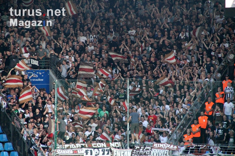 Fans des FC St. Pauli in Bochum 16-08-2013