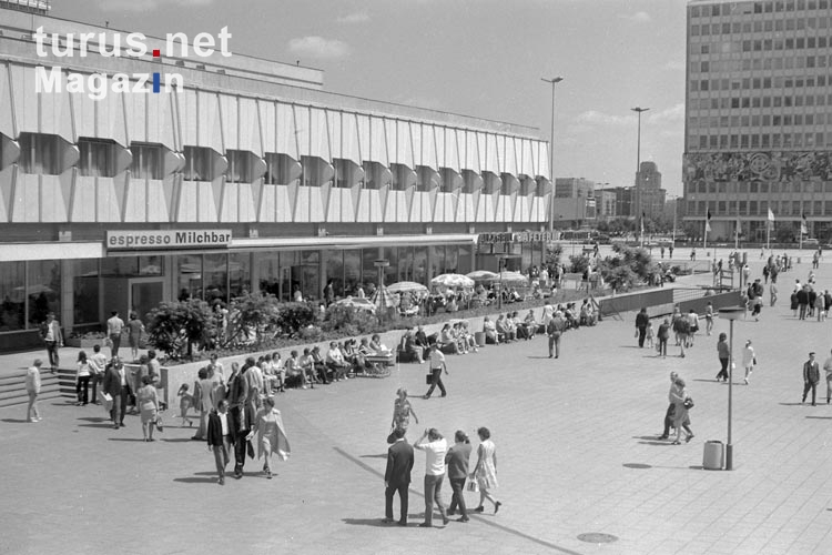 Milchbar am Alexanderplatz in Ostberlin, 1970