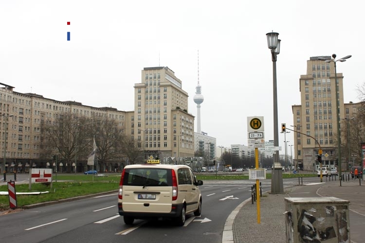 Straßenverkehr am Strausberger Platz, 2011