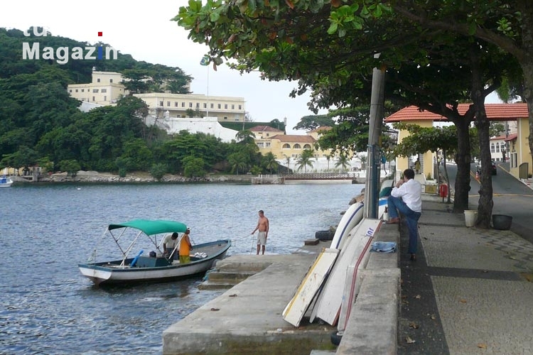Angler mit Boot in Urca in Rio de Janeiro