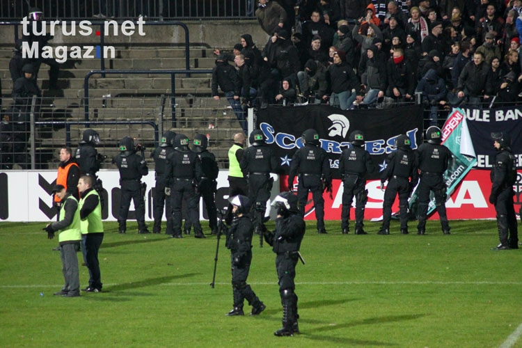 Polizei auf dem Spielfeld vor dem Magdeburger Block
