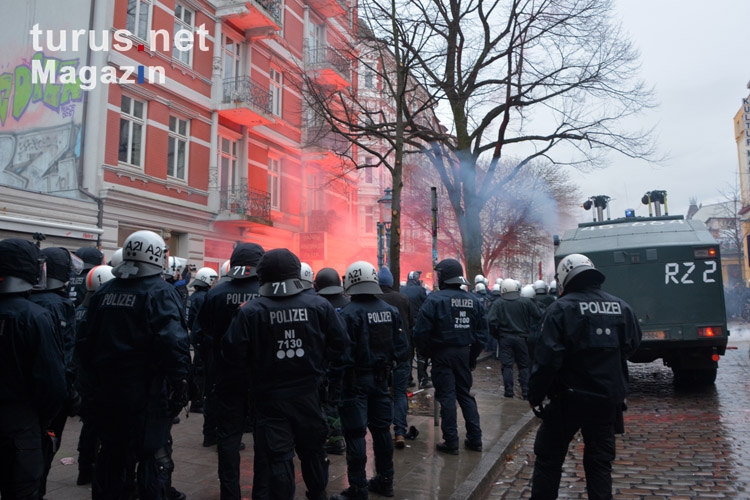 Polizei stoppt Rote Flora Demo in Hamburg