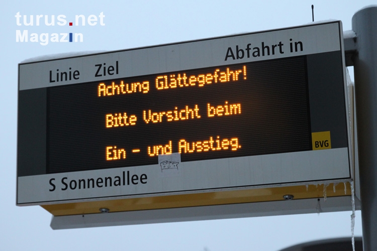 Anzeige der BVG an einer Berliner Bushaltestelle