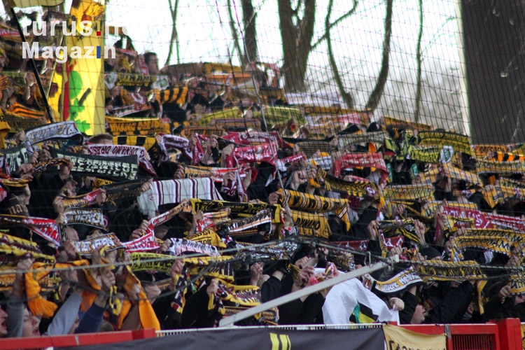 Schalparade der Dynamo Dresden Fans