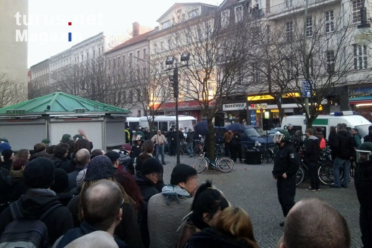 Aufmarsch gegen NPD-Kundgebung am Rathaus Neukölln