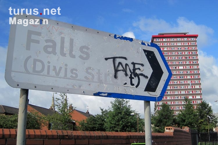 Wegweiser nach Falls (Divis Street) im nordirischen Belfast