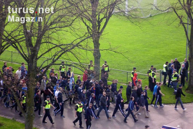 Fans auf dem Weg zu Malmö FF vs. Djurgardens IF
