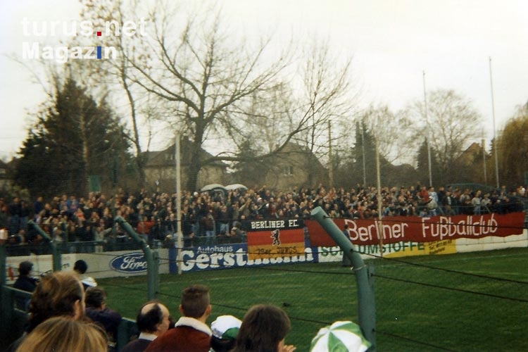 Fans des FC Berlin (BFC Dynamo) beim FC Sachsen Leipzig im Alfred-Kunze-Sportpark, 1994