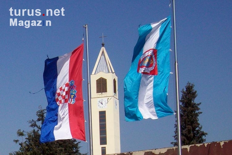 Flaggen Kroatiens und von Vukovar (Slawonien)