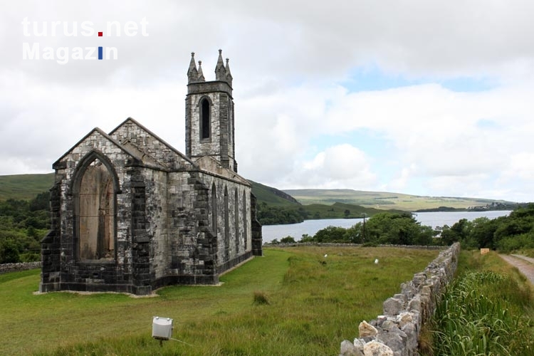 alte verlassene Kirche zu Fuße des Mount Errigal im County Donegal 