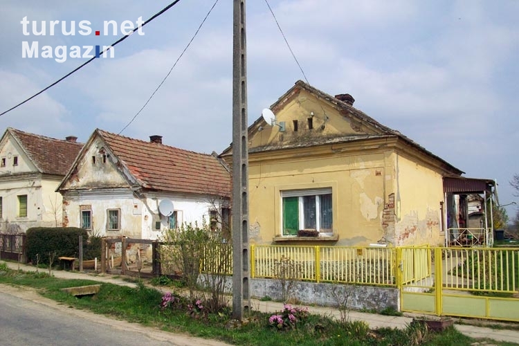 alte Wohnhäuser in einer ungarischen Ortschaft nahe der Grenze zu Serbien