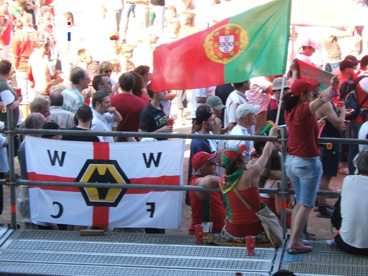 Portugal Fans zwischen Engländern