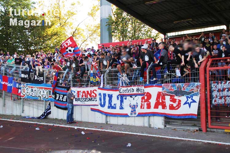 Fans und Spieler feiern Sieg in Oberhausen