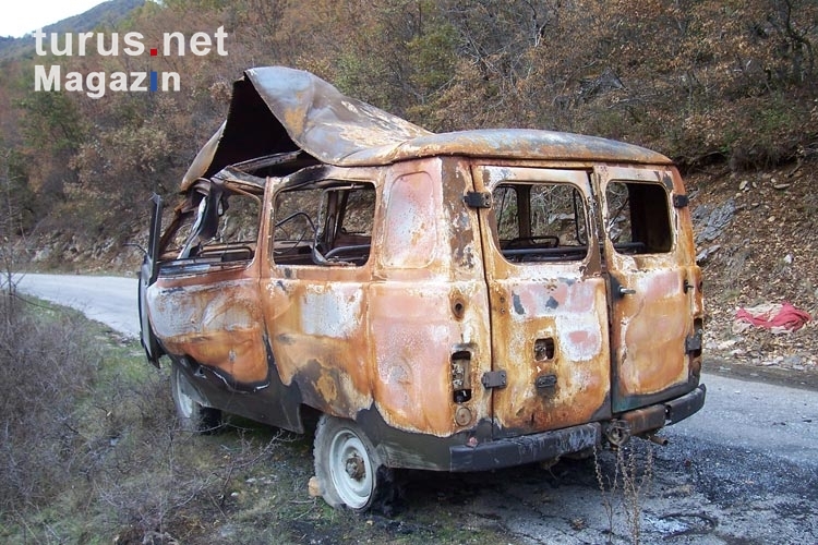 durch eine Explosion zerstörtes Fahrzeug am Straßenrand im bulgarischen Slavjanka-Gebirge