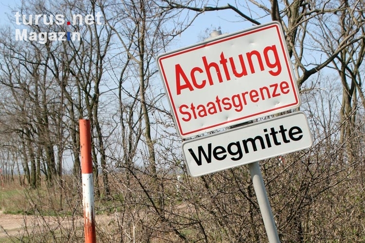 Achtung Staatsgrenze! Wegmitte! Grenze zwischen Österreich und Ungarn
