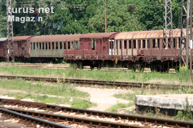 abgewrackte Eisenbahnwaggons in Banja Luka