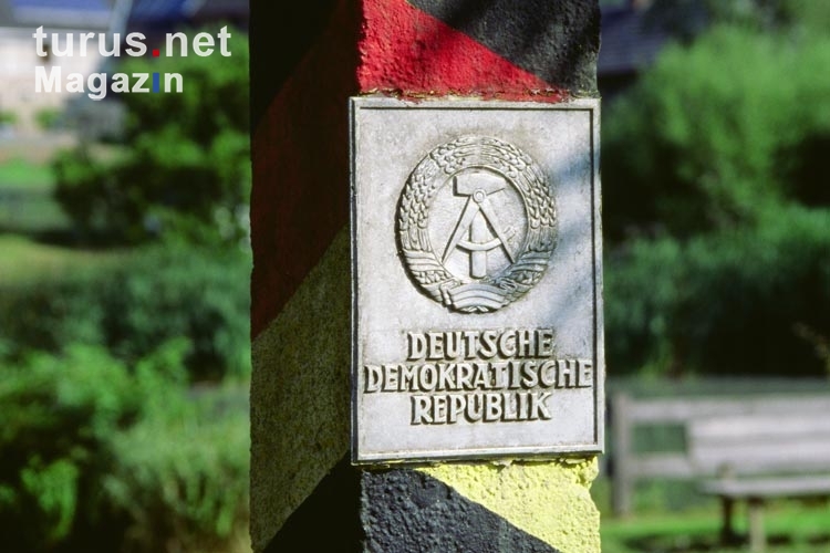 DDR-Emblem an einer DDR-Grenzsäule der deutsch-deutschen Grenze
