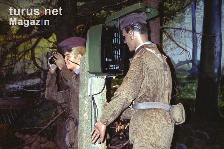 zwei DDR-Grenzsoldaten mit Fernglas an der Sprecheule, Modell in einem Grenzmuseum