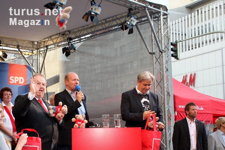 Klaus Wowereit und Heinz Buschkowsky im SPD-Wahlkampf, im Kiez von Berlin-Neukölln