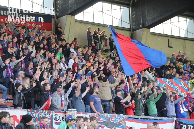 Fans von Uerdingen im Spiel gegen RWO