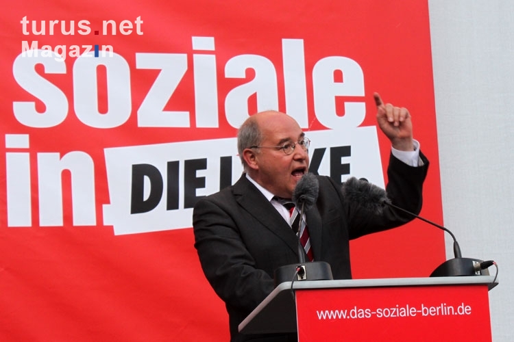 Fraktionsvorsitzender Gregor Gysi der Partei Die Linke beim Wahlkampf in Berlin-Neukölln