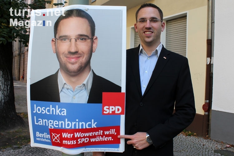 SPD-Kandidat Joschka Langenbrinck (Wahlkreis Britz / Köllnische Heide) vor seinem Wahlplakat