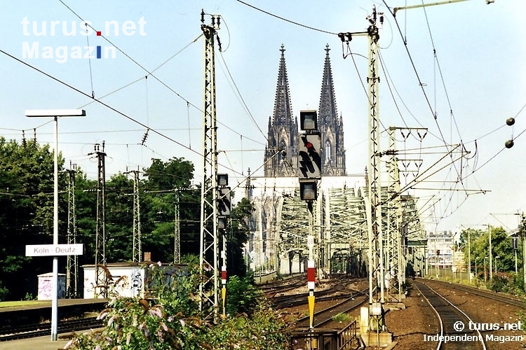 Bahnhof Köln Deutz, im Hintergrund der Kölner Dom