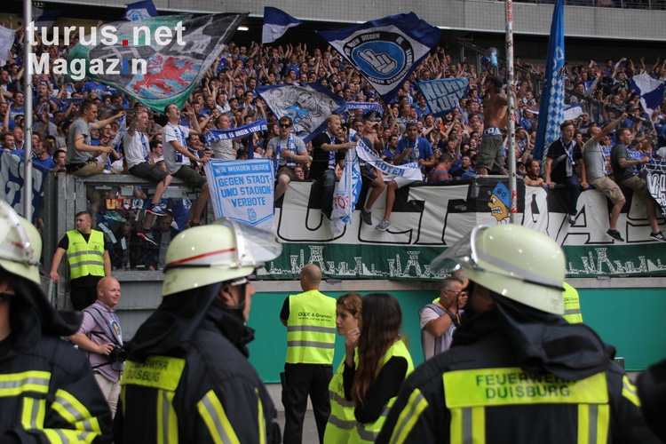 Schalker Fan-Support in Duisburg