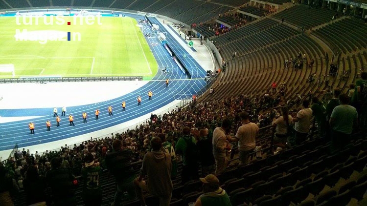 Werder Fans feiern lange nach Abpfiff