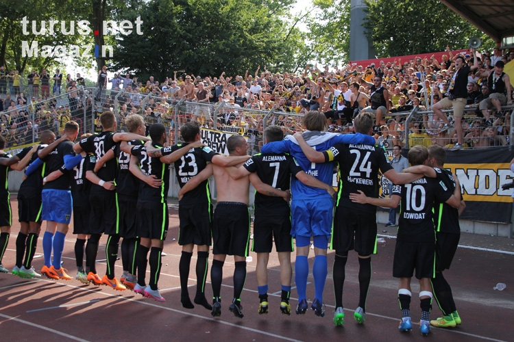 Aachener Spieler und Fans feiern in Oberhausen