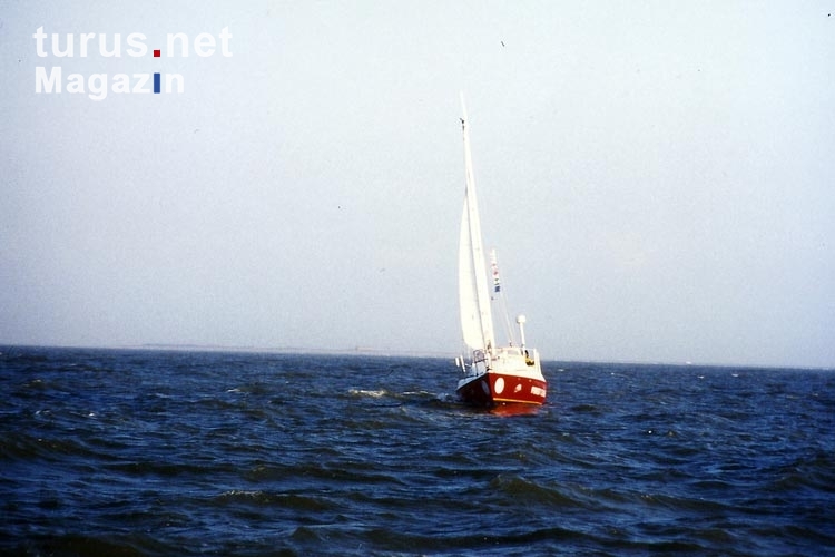 Segeln auf der Ostsee im Herbst, unterwegs mit einem 8-Meter-Boot des Typs Hiddensee
