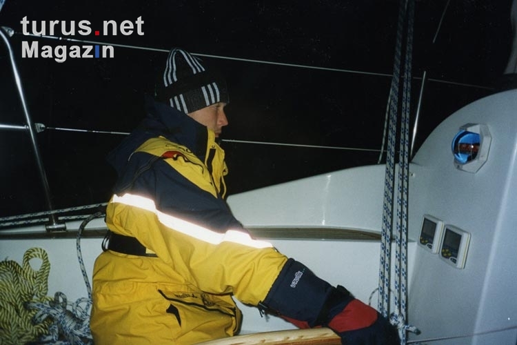 Segeln am Abend und in der Nacht, mit dem Boot unterwegs auf herbstlicher Ostsee