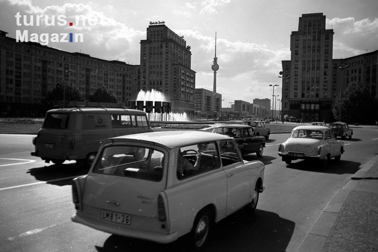 DDR-Fahrzeuge am Strausberger Platz / Karl-Marx-Allee in Ostberlin, Ende 60er Jahre