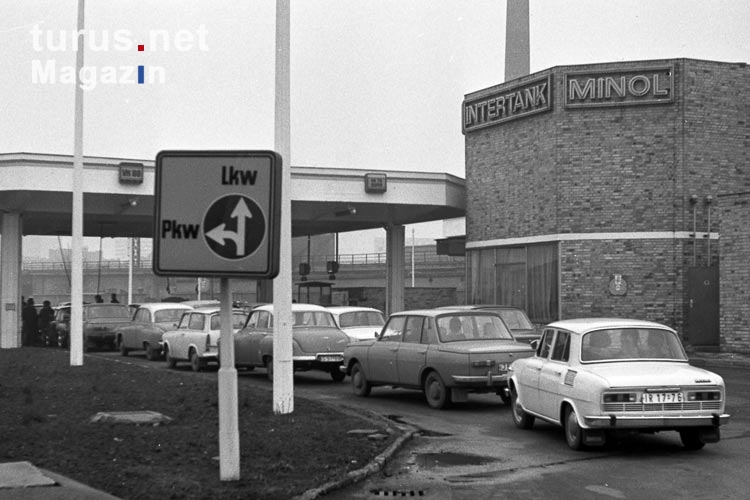 Schlange an einer Minol-Tankstelle, DDR, 60er Jahre