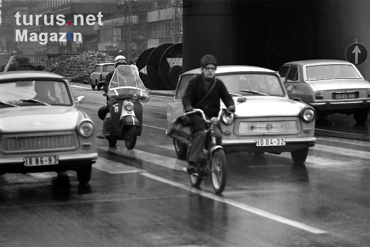Trabanten und Mofas im Straßenverkehr bei Regen, DDR, 60er Jahre