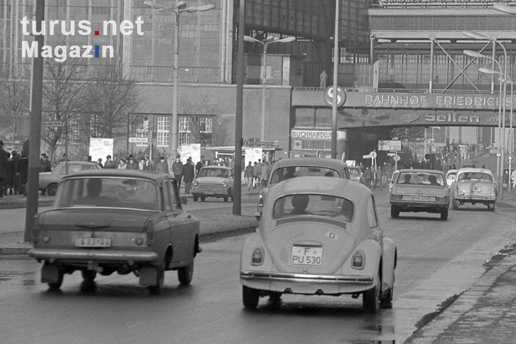 Moskwitsch / Moskwich und ein VW Käfer auf der Friedrichstraße in Ostberlin, DDR 60er Jahre